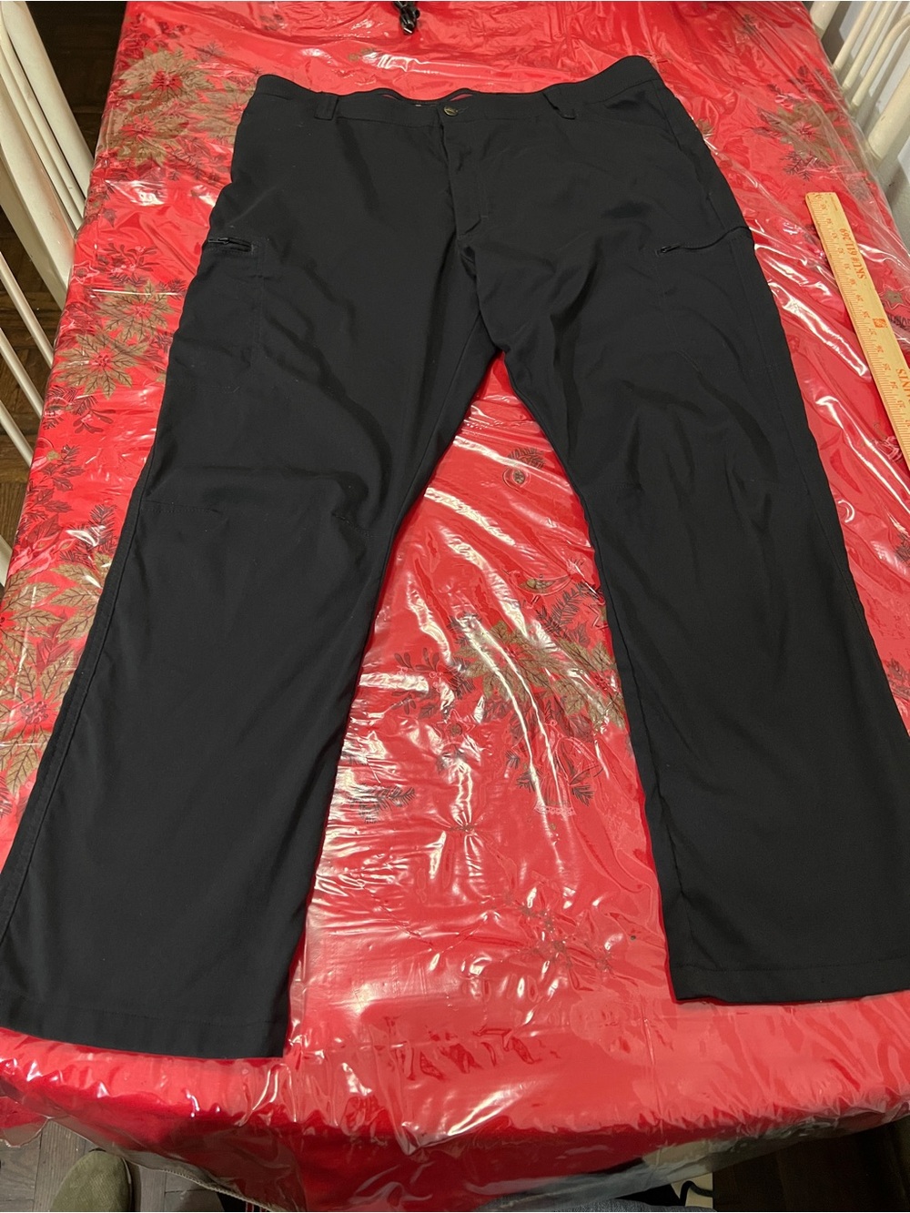 Men's Wrangler Relaxed Fit  Black Cargo Pants Sz 40 x 32 w/ Stretch Waistline